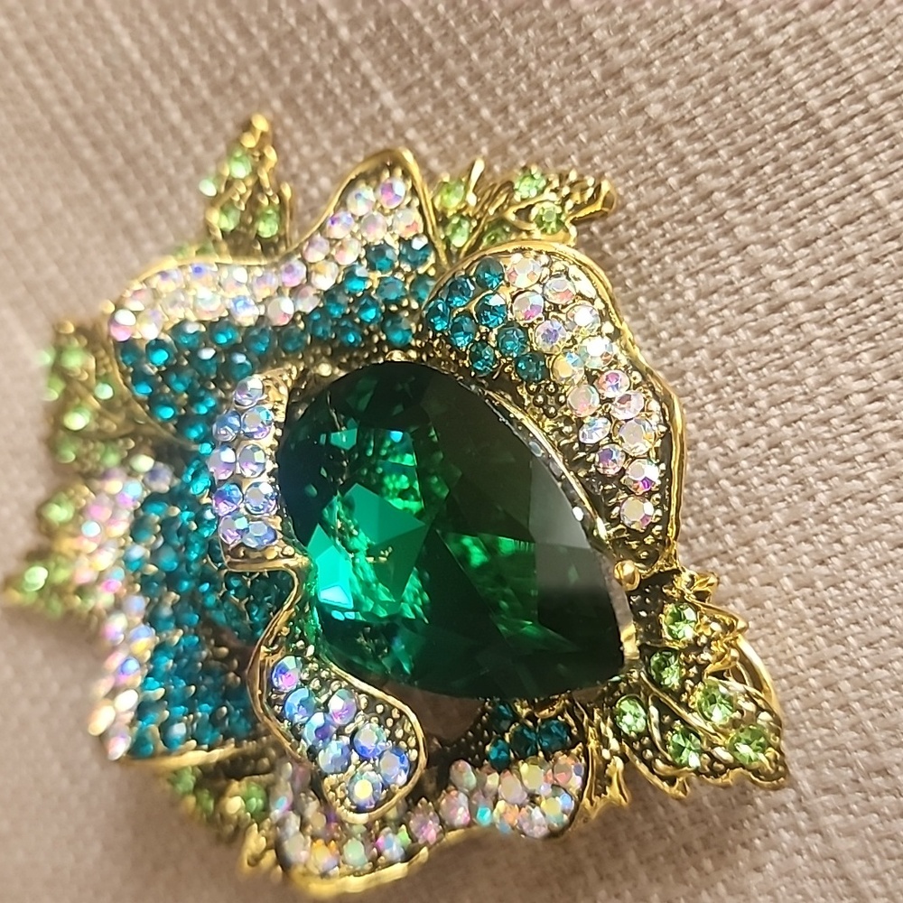 New Multi Rhinestone Flower Brooch - Picture 11 of 12